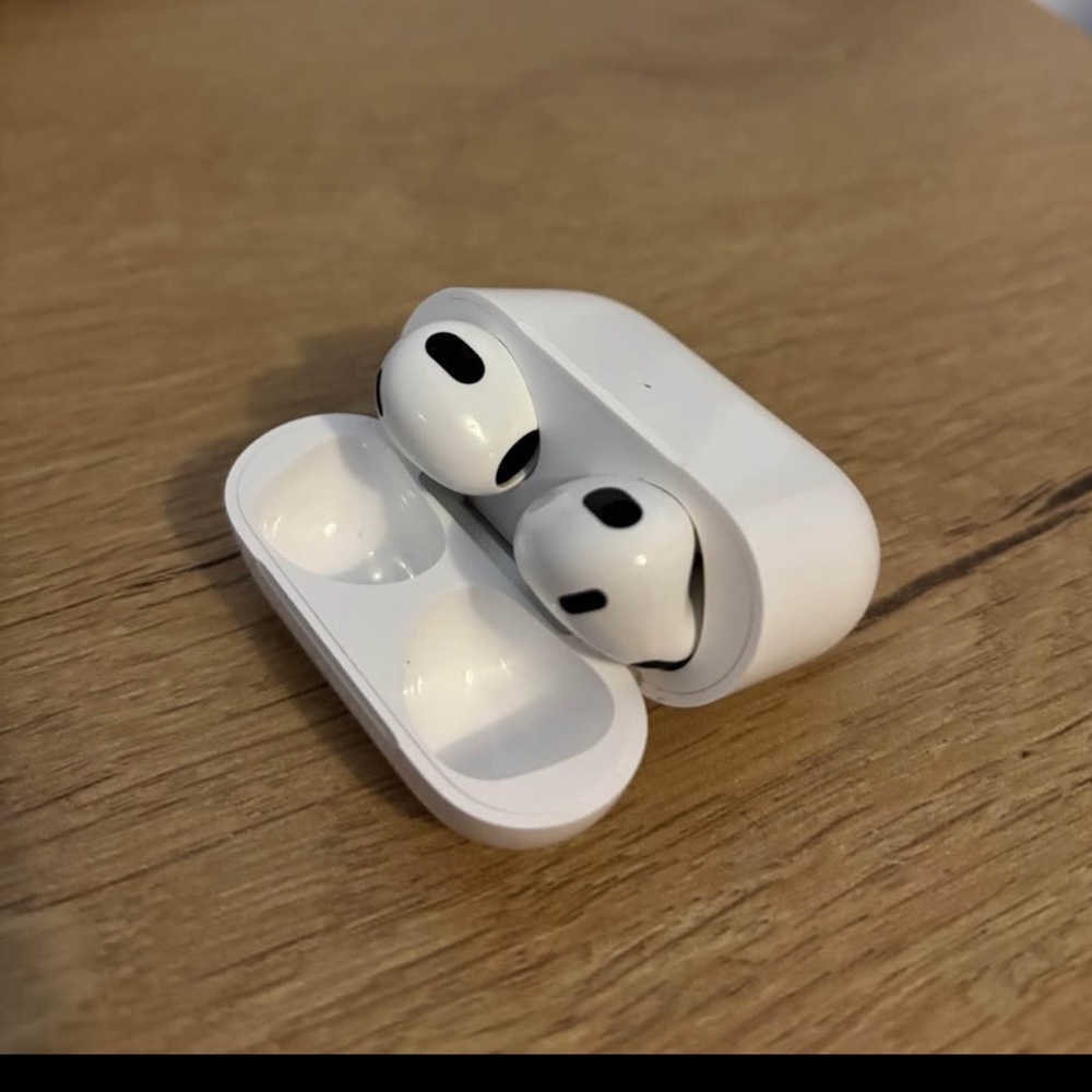 AIRPODS - 3rd Generation - Picture 2 of 3